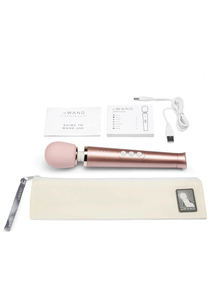 Roségouden oplaadbare wandvibrator van Le Wand met opbergetui en kabel