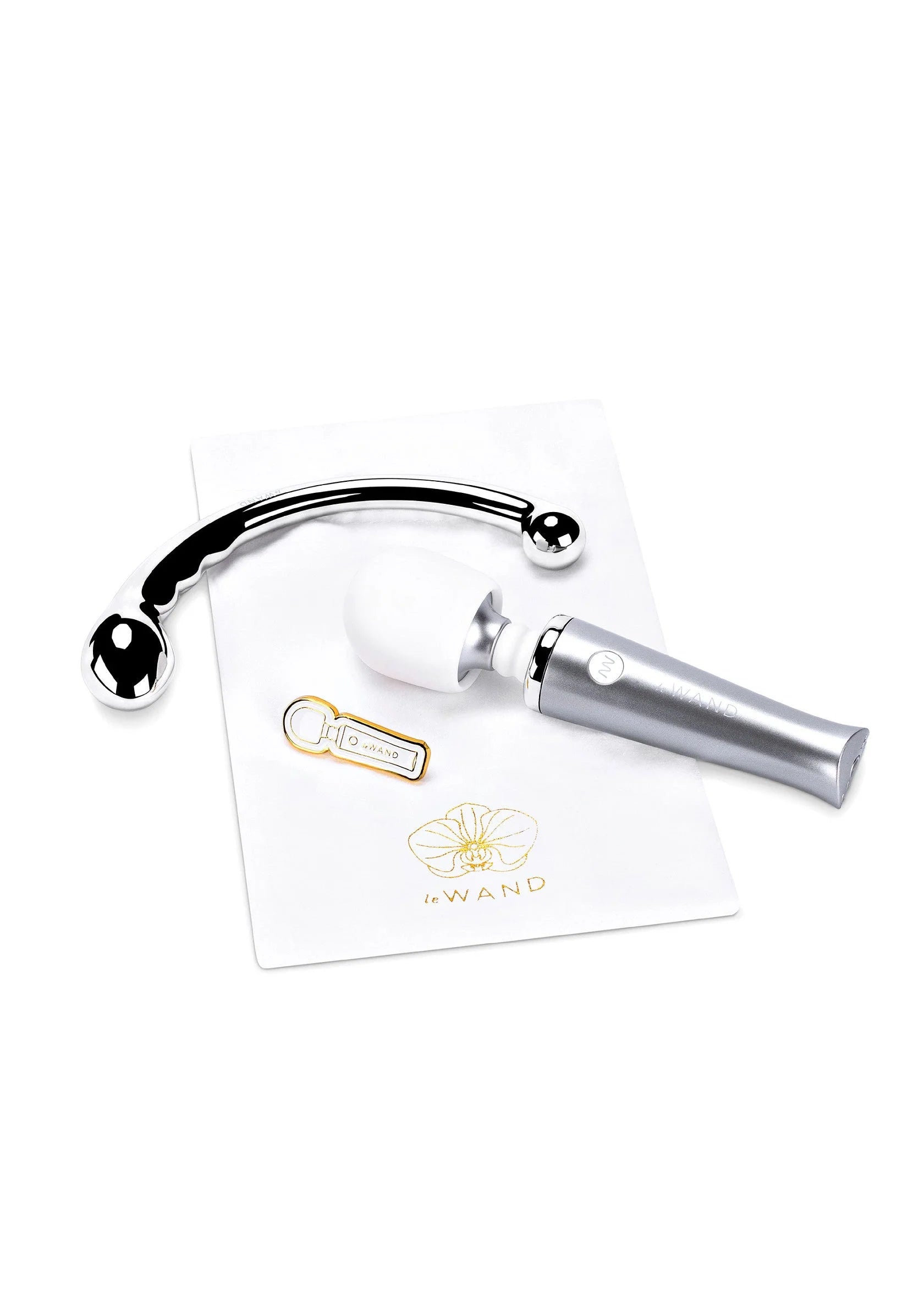 LeWand mini pleasures set met zilveren handheld en zwarte gebogen accessoire op zakje