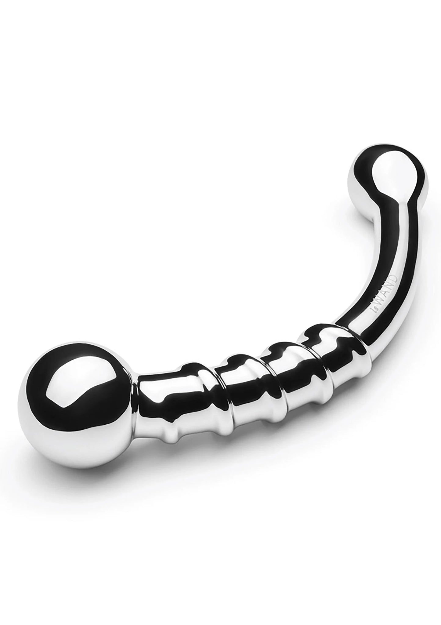 Chromen buttplug op witte achtergrond, gebogen vorm met ronde uiteinden.