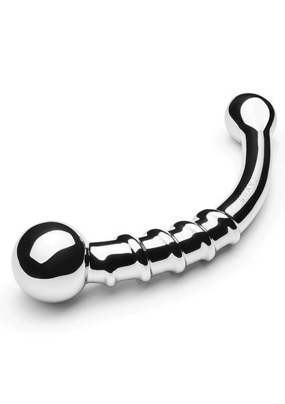 Chromen buttplug op witte achtergrond, gebogen vorm met ronde uiteinden.