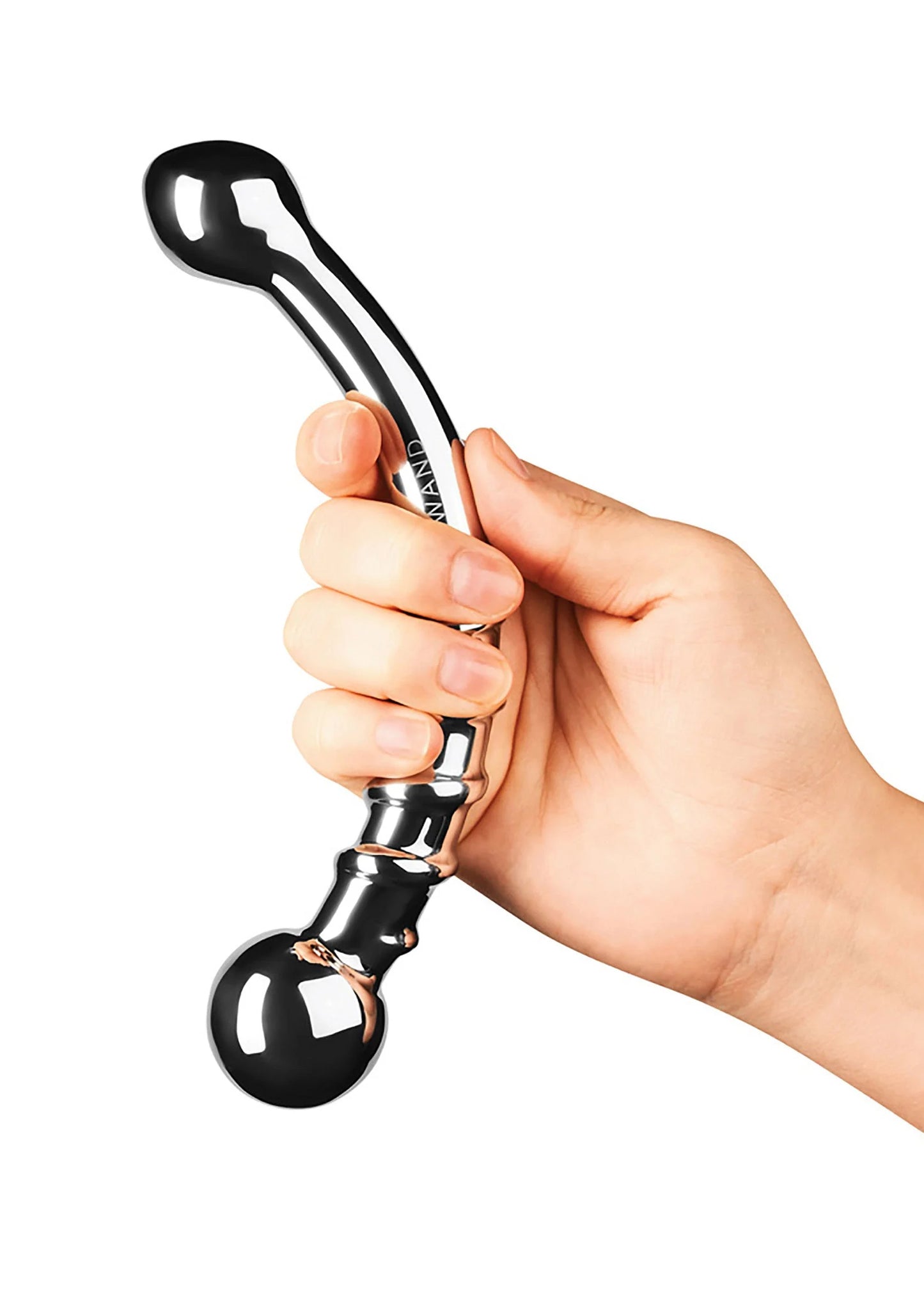 Chromen buttplug vastgehouden in hand, ronde knopbasis en gebogen steel.