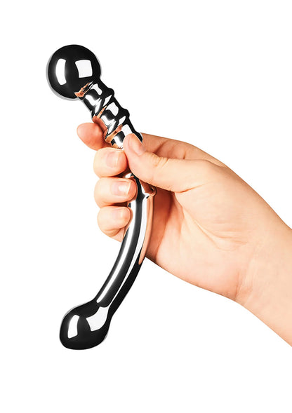 Chromen buttplug in hand, gebogen ontwerp met ronde uiteinden en glans.