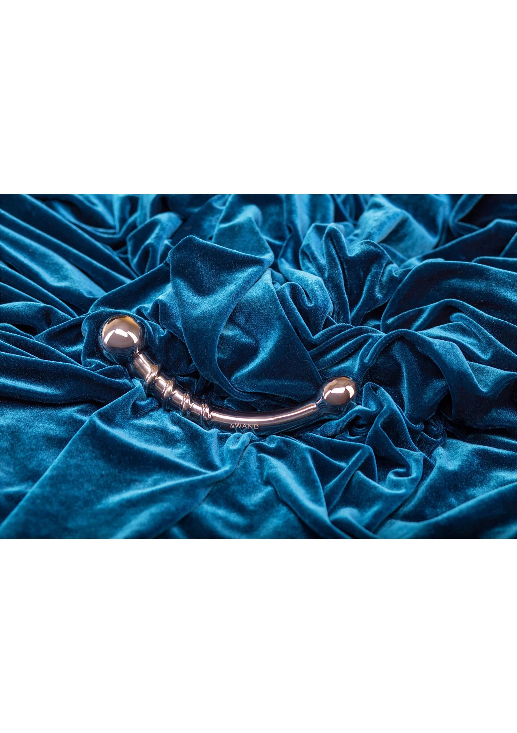 Chrome anale plug met boluiteinden en gebogen steel, close-up van geribbelde kern