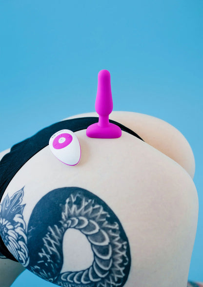 B-Vibe novice plug in fuchsia op het lichaam, bovenaan zichtbaar