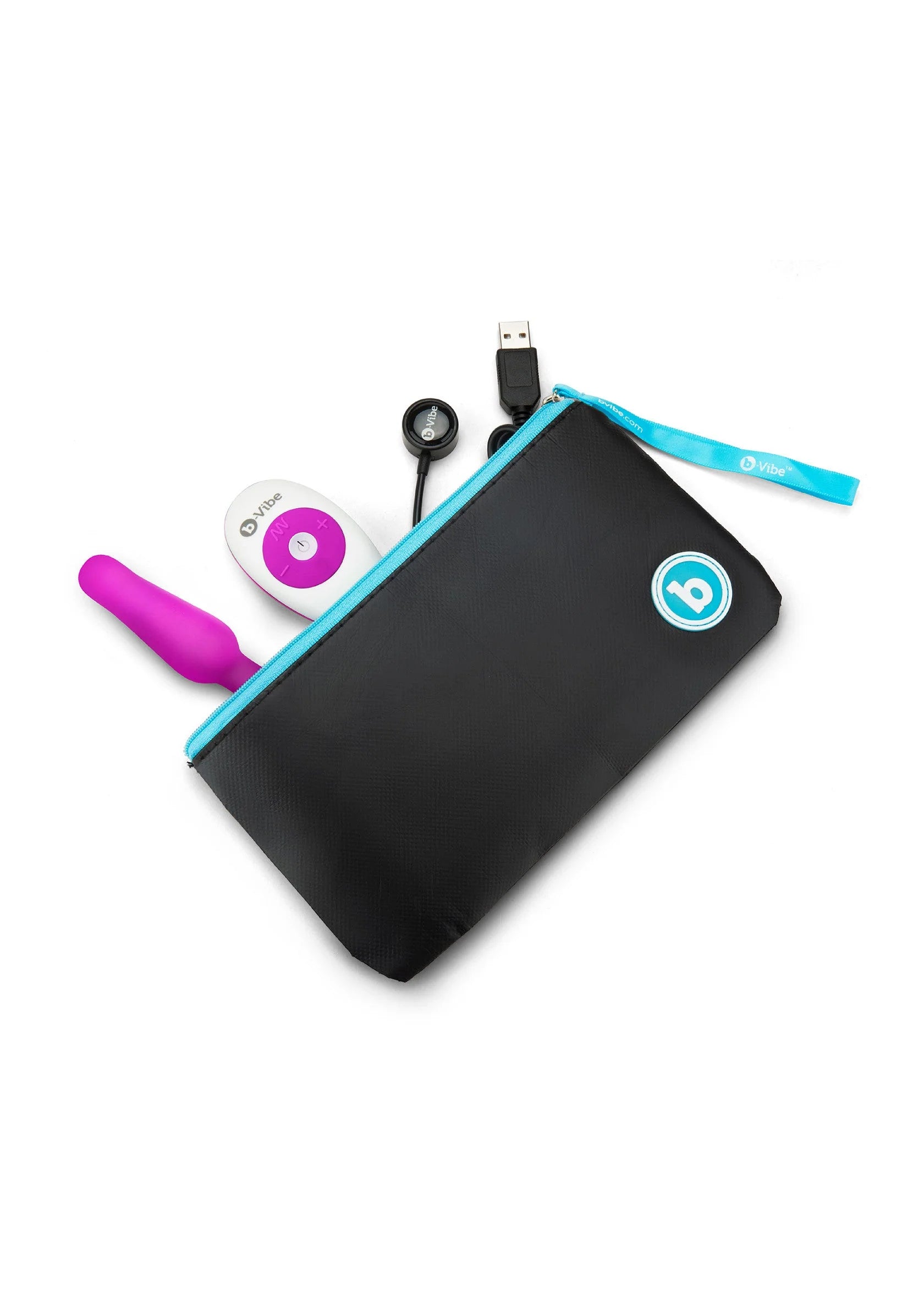 B-Vibe novice plug in fuchsia naast zwarte opberzak en USB-kabel