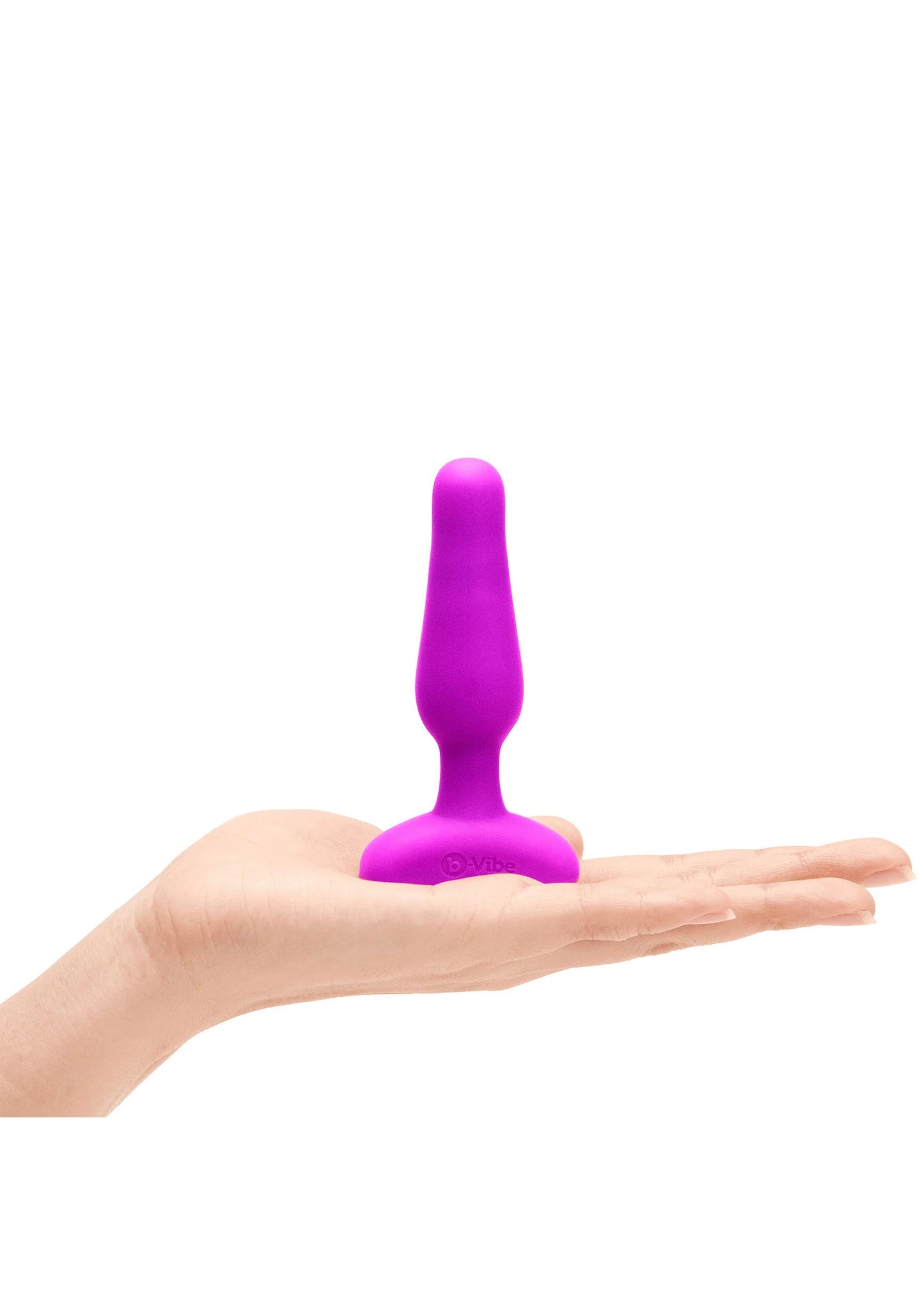 B-Vibe novice plug in fuchsia, op handpalm met smalle steel