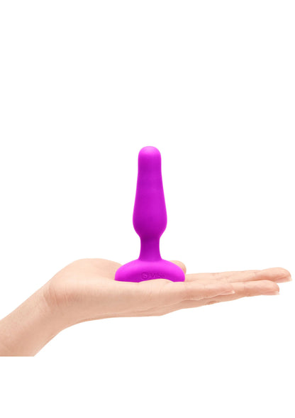 B-Vibe novice plug in fuchsia, op handpalm met smalle steel