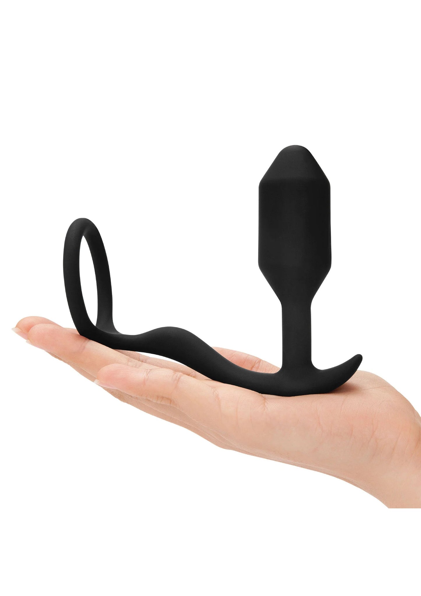 B-Vibe Snug & Tug anale plug vastgehouden, zwart met O-ring handvat