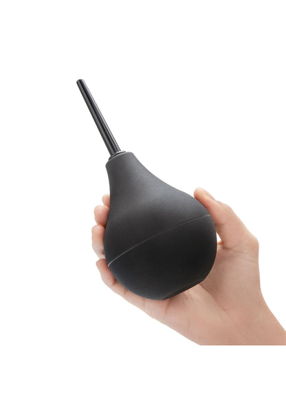 Zwarte anaaldouche-ballon met lange opzetbuis, vastgehouden in hand