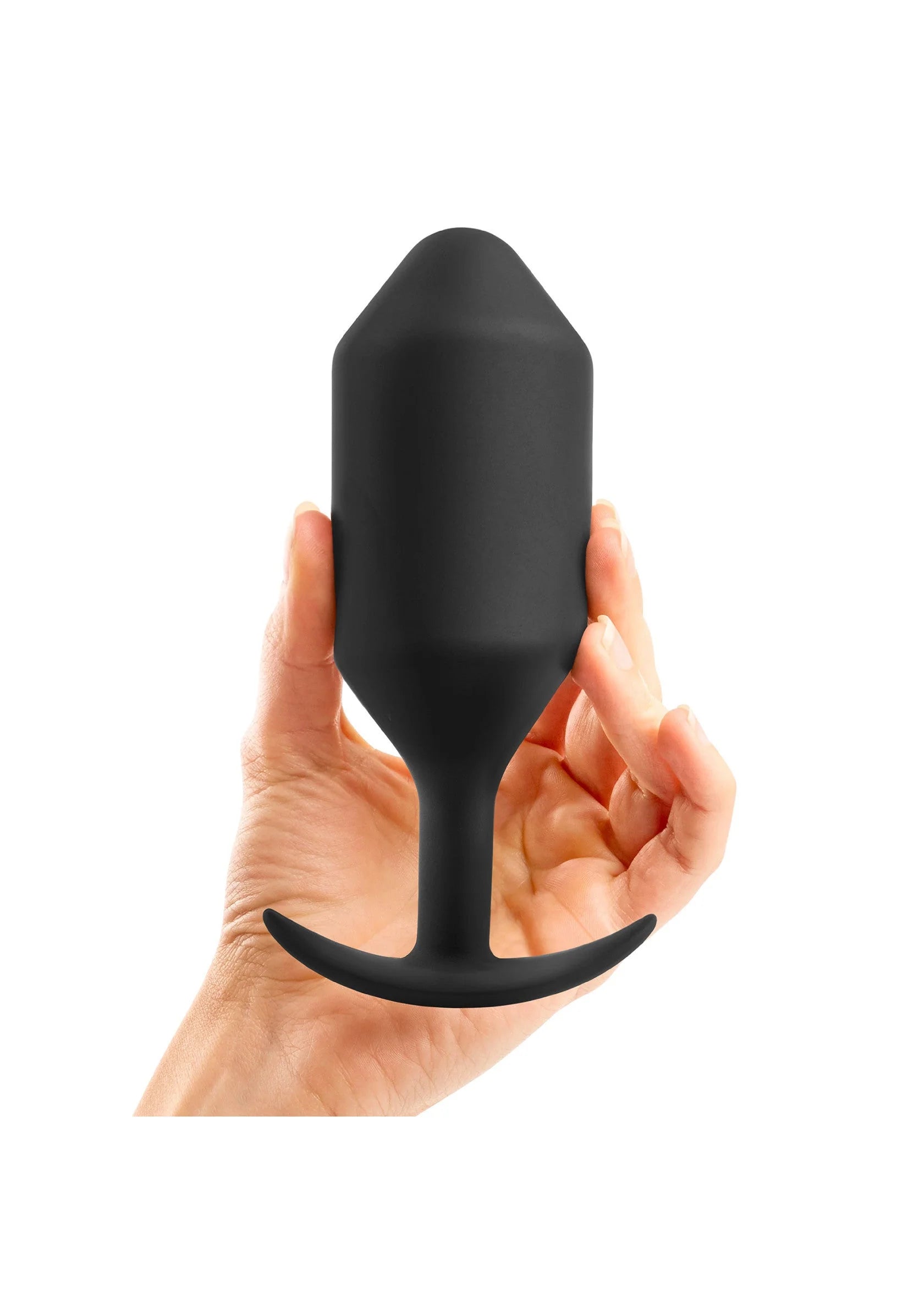 Zwarte B-Vibe anale plug met brede voet en taps toelopende punt, vast in hand.