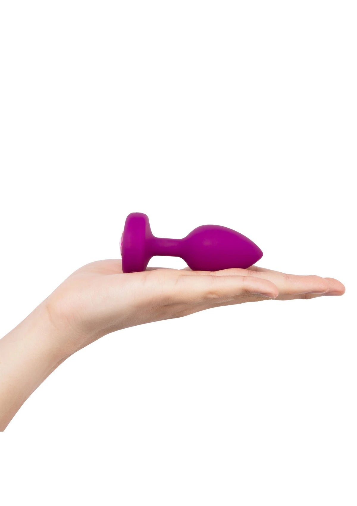 B-Vibe vibrerende jewel plug S/M paars op handpalm