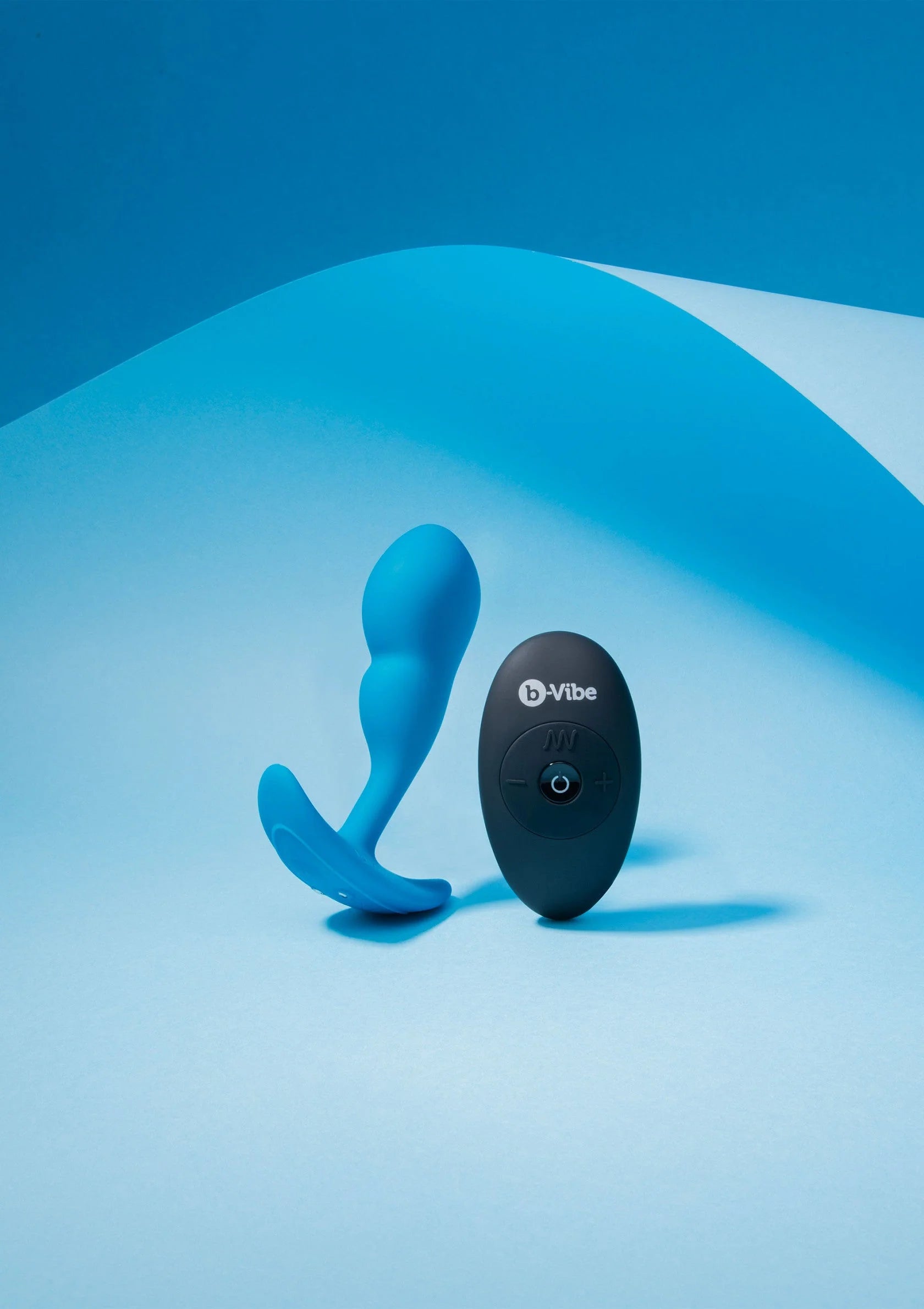 B-Vibe p-spot snug plug met controller; blauwe plug en zwarte afstandsbediening