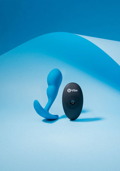 B-Vibe p-spot snug plug met controller; blauwe plug en zwarte afstandsbediening