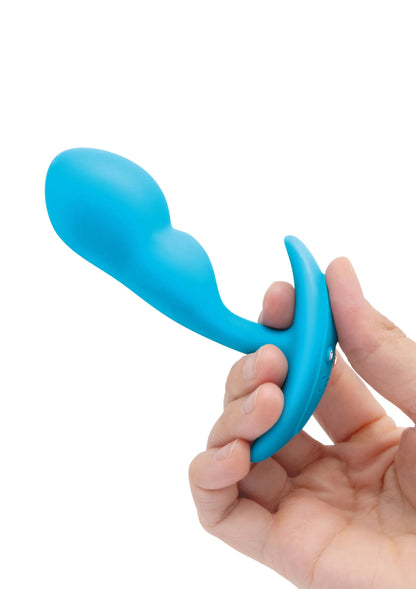 B-Vibe blauwe p-spot snug plug in hand; ronde basis met contactpunt