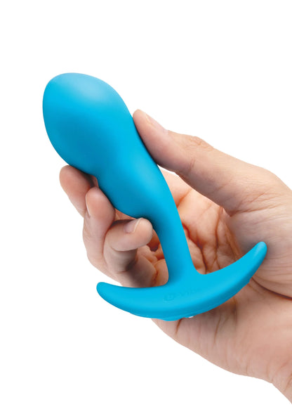 Blauwe P-spot plug met gebogen vorm, vastgehouden in een hand