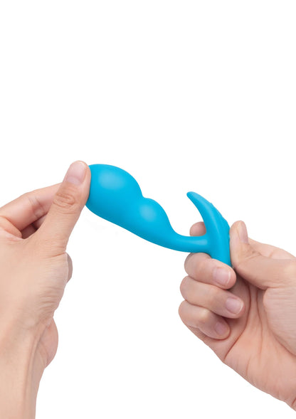 Blauwe P-spot plug met gebogen top, in twee handen