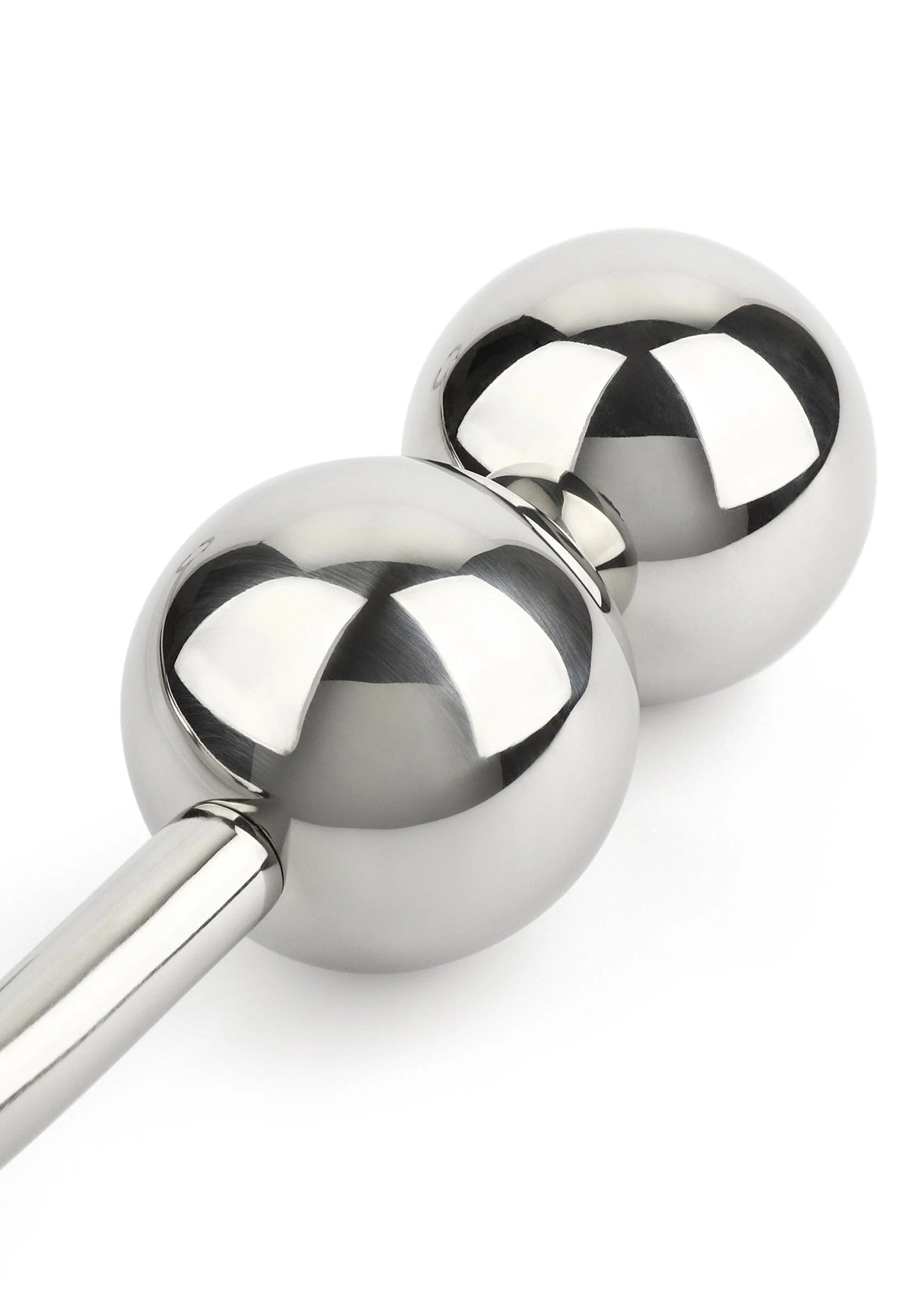 Close-up van twee glanzende stalen ballen op een anale haak