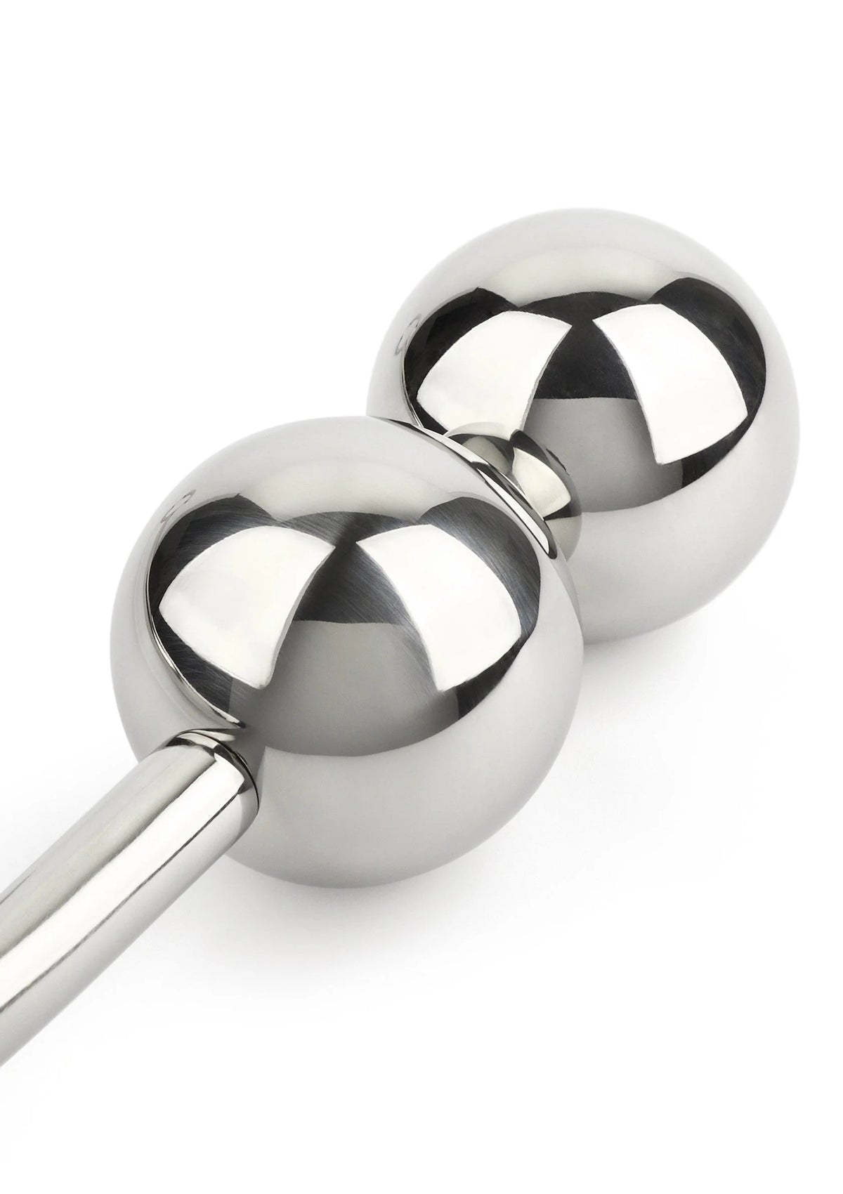 Close-up van twee glanzende stalen ballen op een anale haak