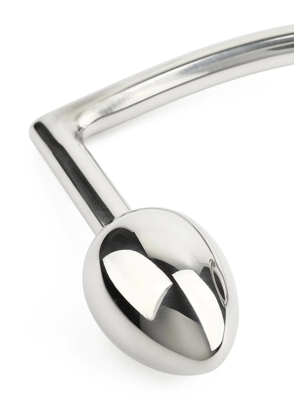 Close-up van verchroomde metalen steel met bolvormig uiteinde en spiegelglans