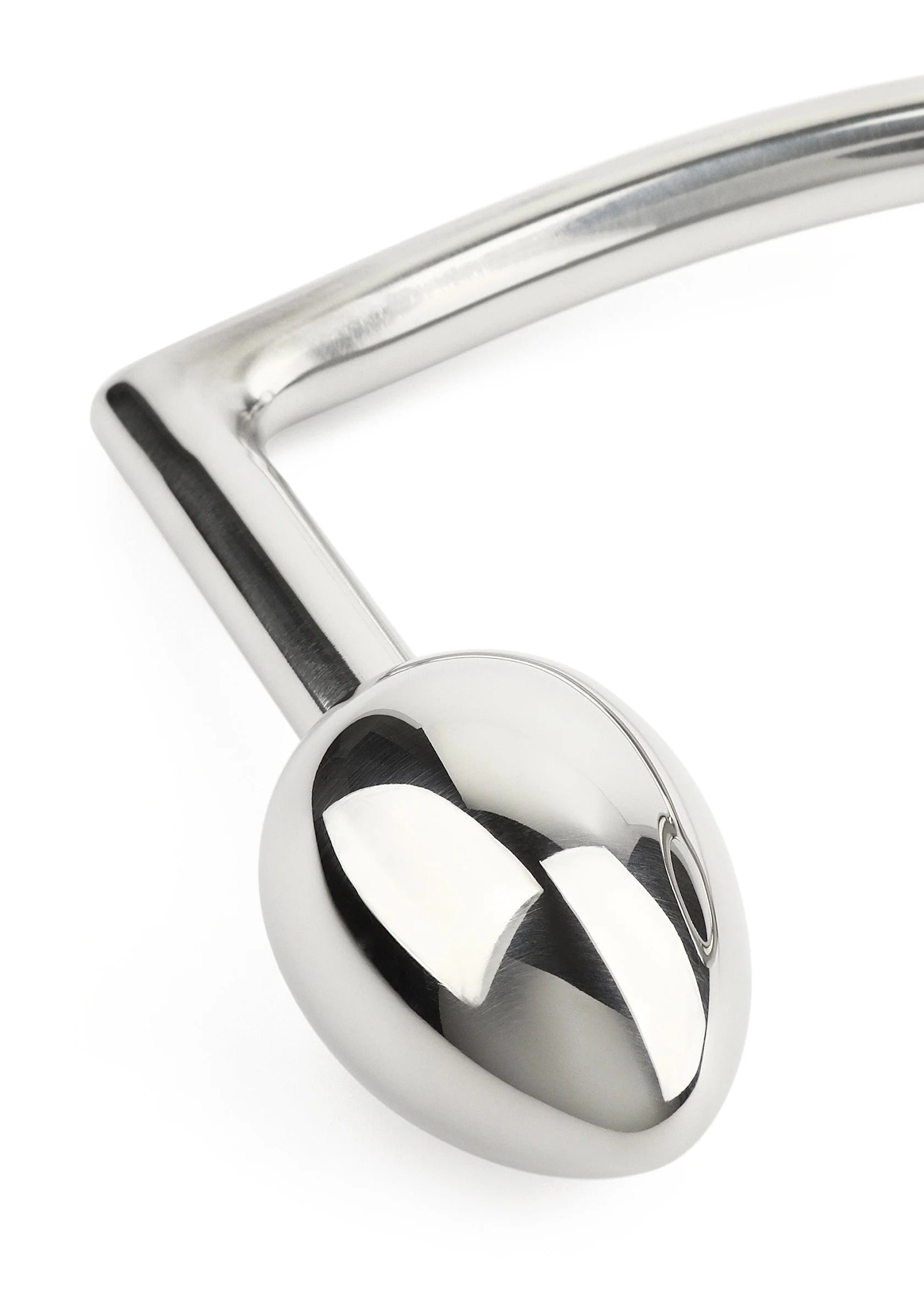 Close-up van verchroomde metalen steel met bolvormig uiteinde en spiegelglans