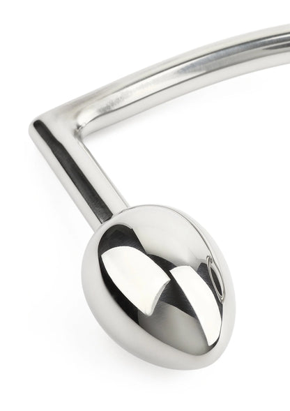 Close-up van verchroomde metalen steel met bolvormig uiteinde en spiegelglans