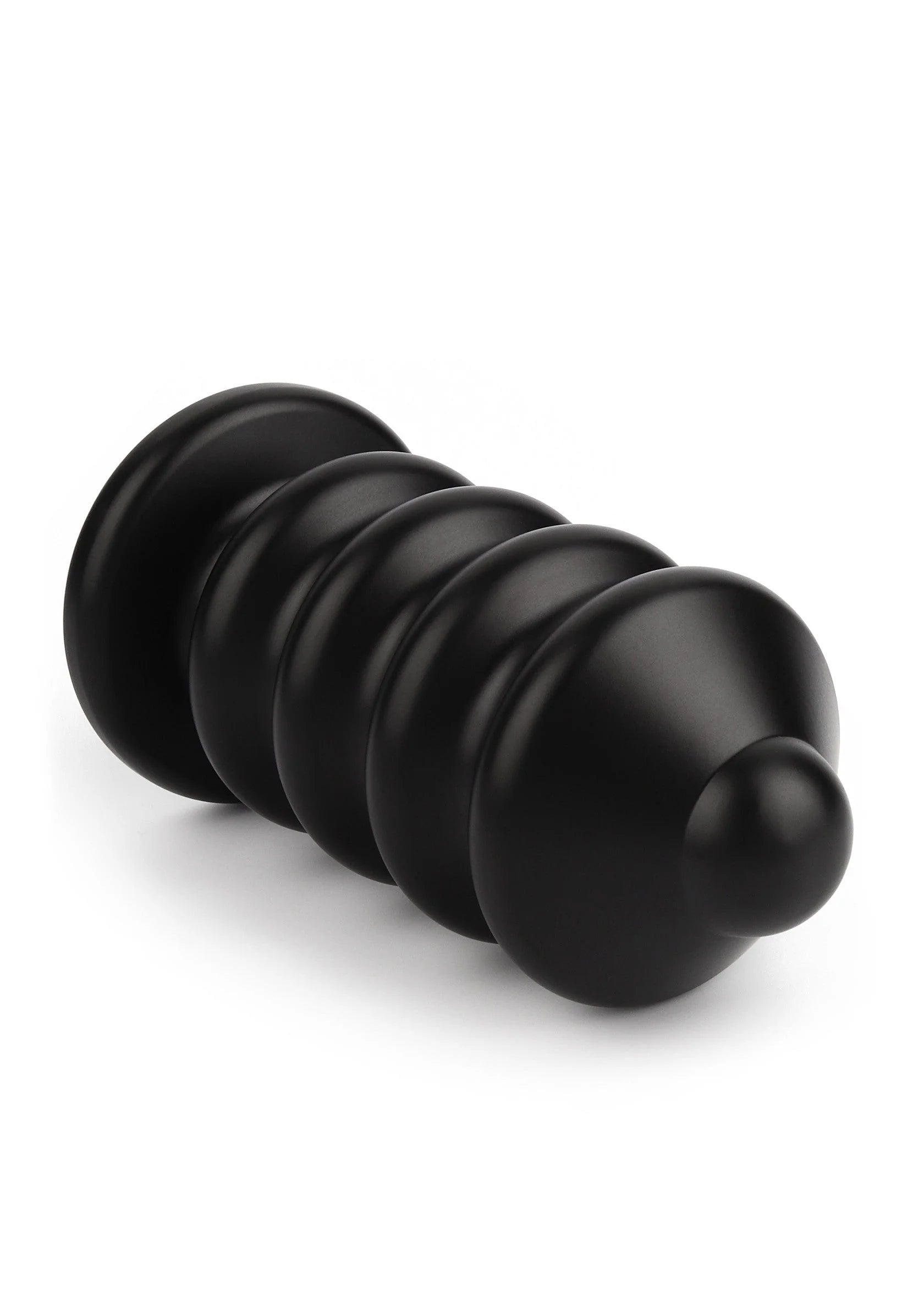 Zwarte anale plug met brede voet en geribbelde schacht, ovale neus.