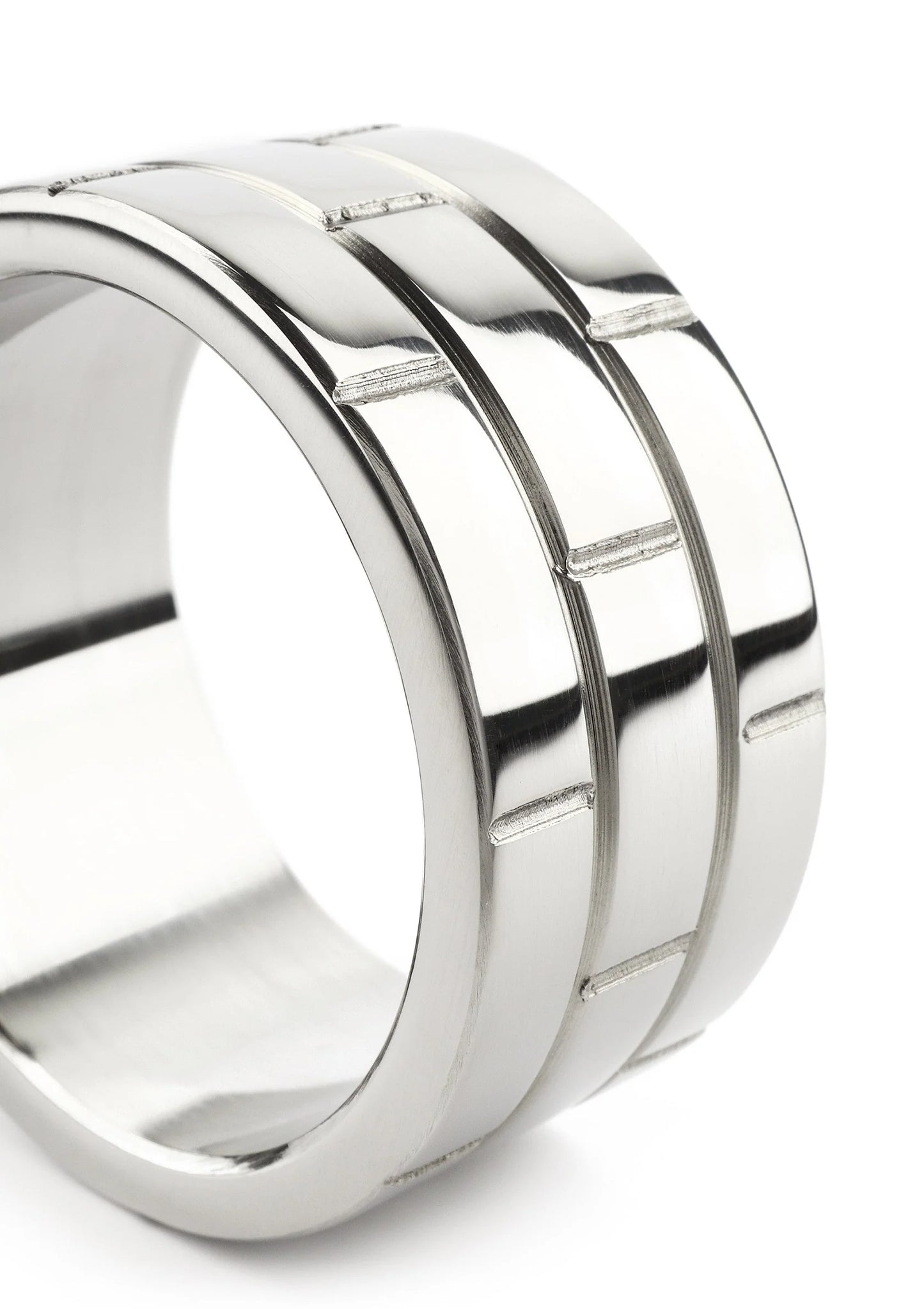 Stalen C-ring 45 mm, close-up van glanzende segmenten en sluiting