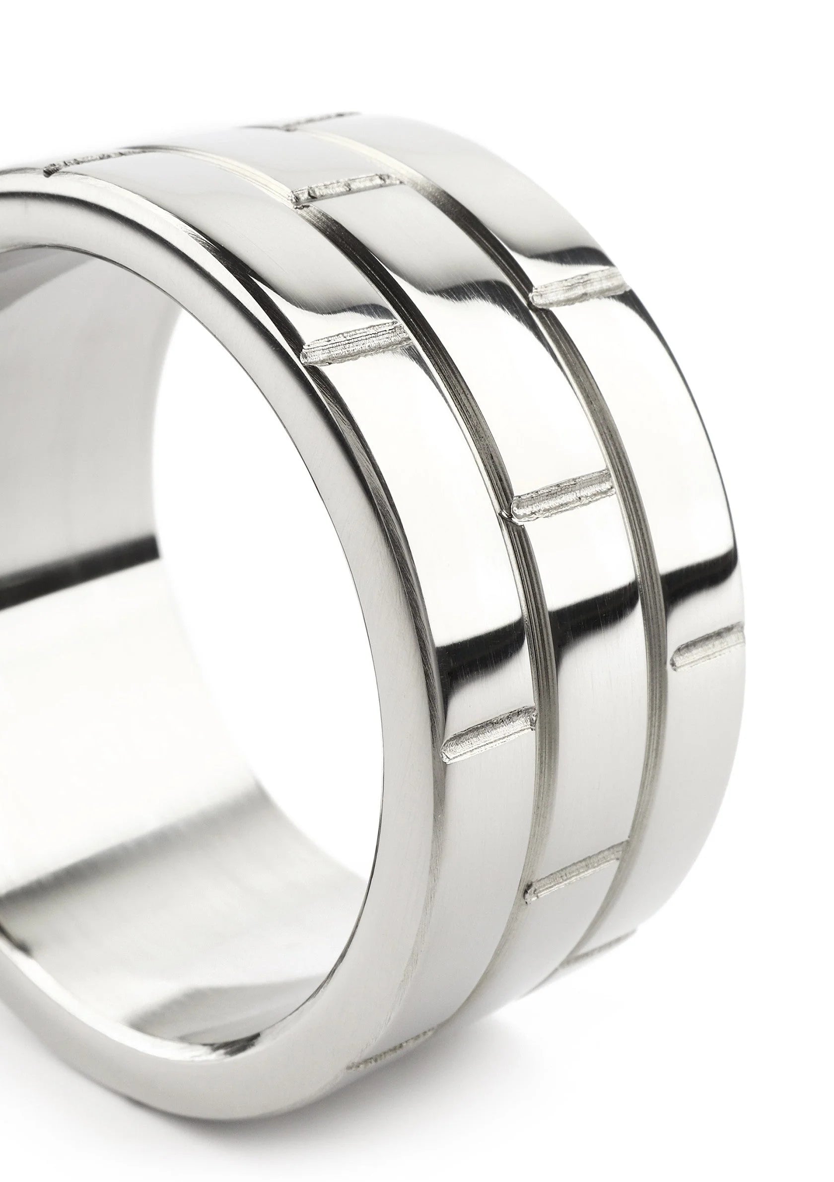 Stalen C-ring 45 mm, close-up van glanzende segmenten en sluiting