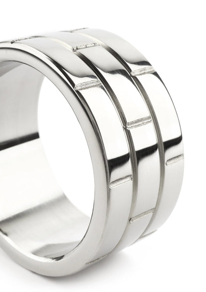 Stalen C-ring 45 mm, close-up van glanzende segmenten en sluiting