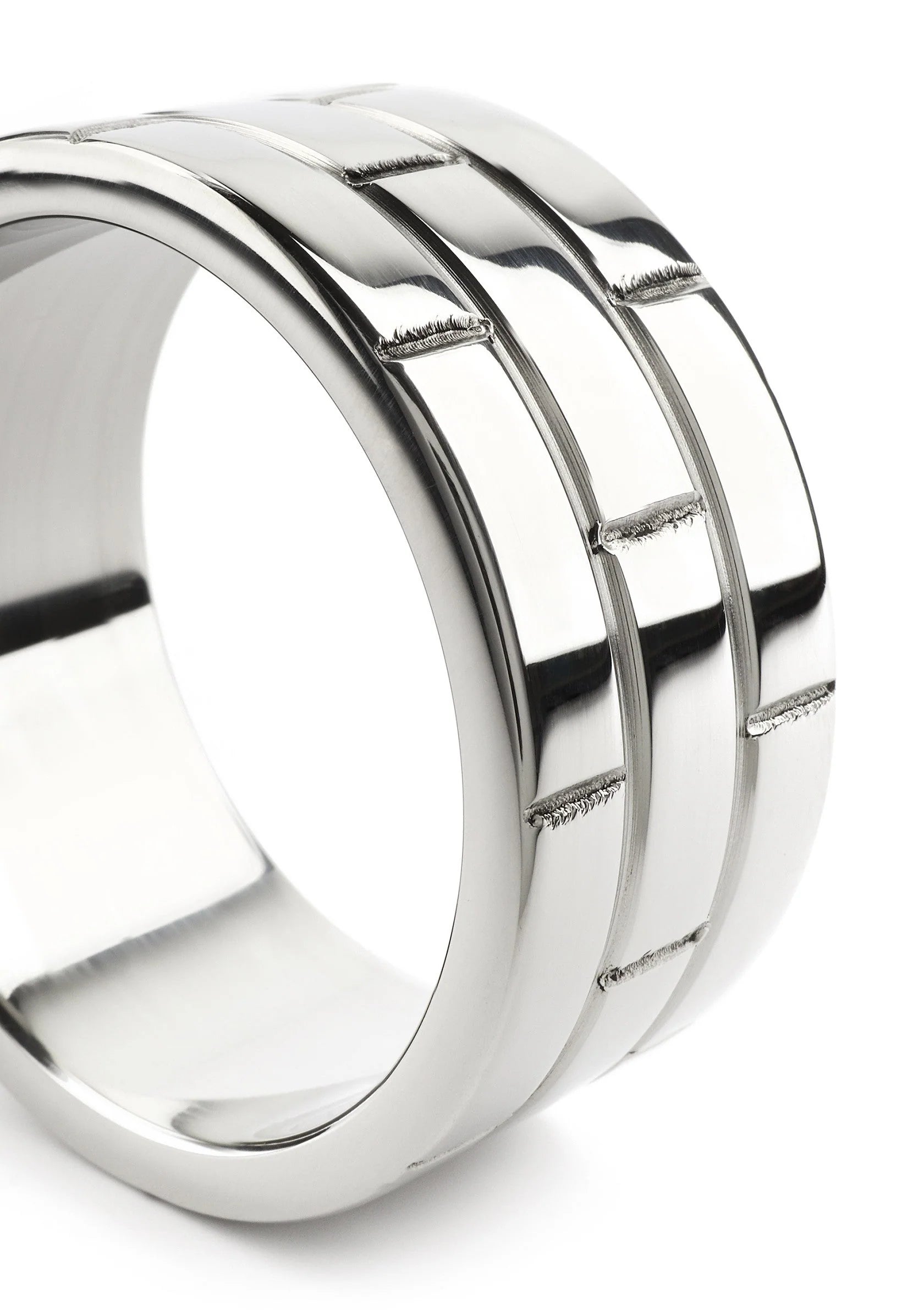 Close-up van chroomkleurige ringsegmenten met spiegelglans
