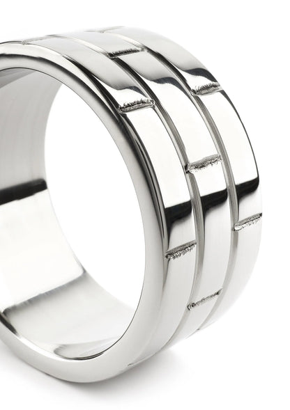 Close-up van chroomkleurige ringsegmenten met spiegelglans