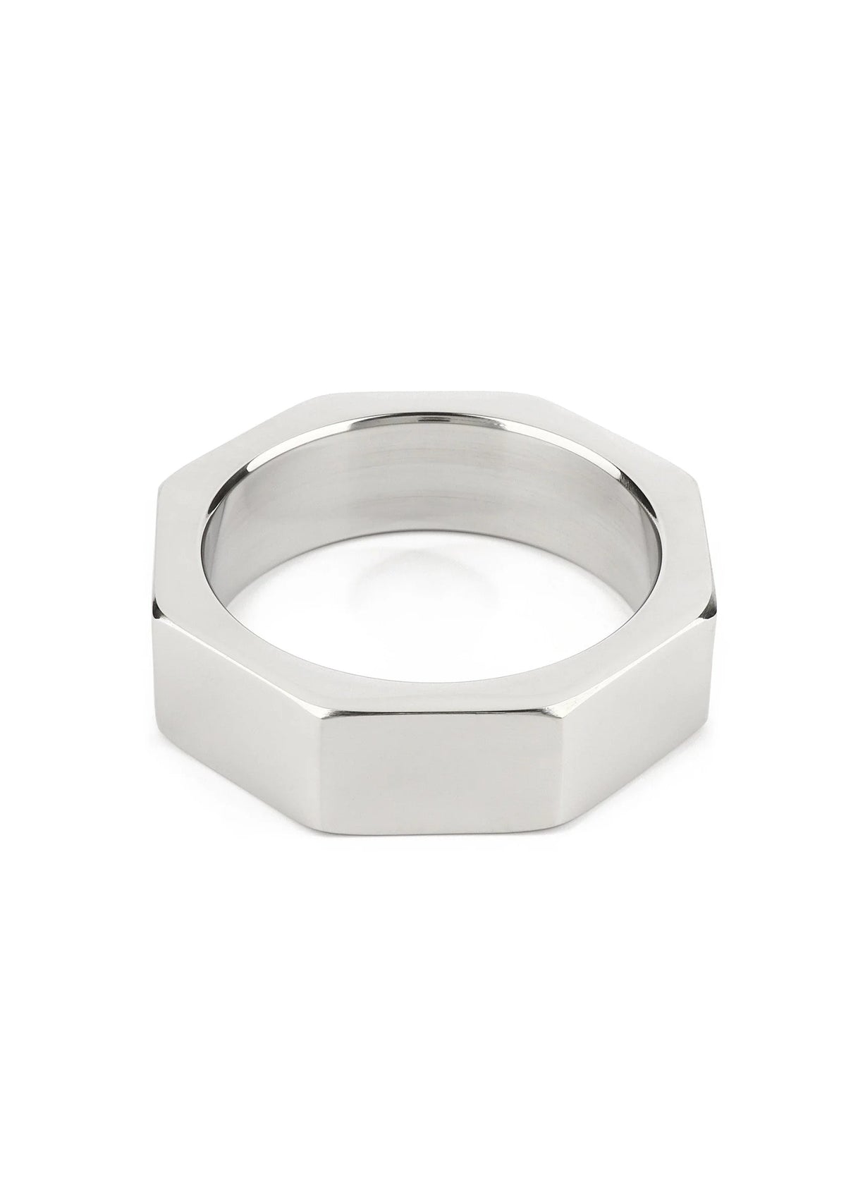 Zilverkleurige hexagonale metalen ring met brede facetranden en ronde opening.