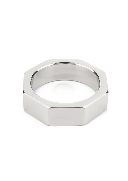 Zilverkleurige hexagonale metalen ring met brede facetranden en ronde opening.