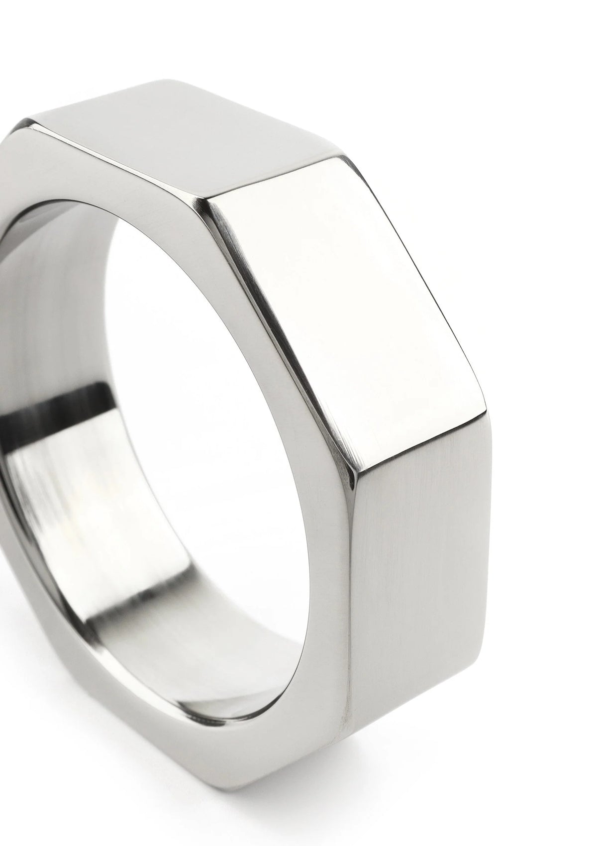 Zilverkleurige metalen ring, close-up van facetvlak en ronde binnenrand.