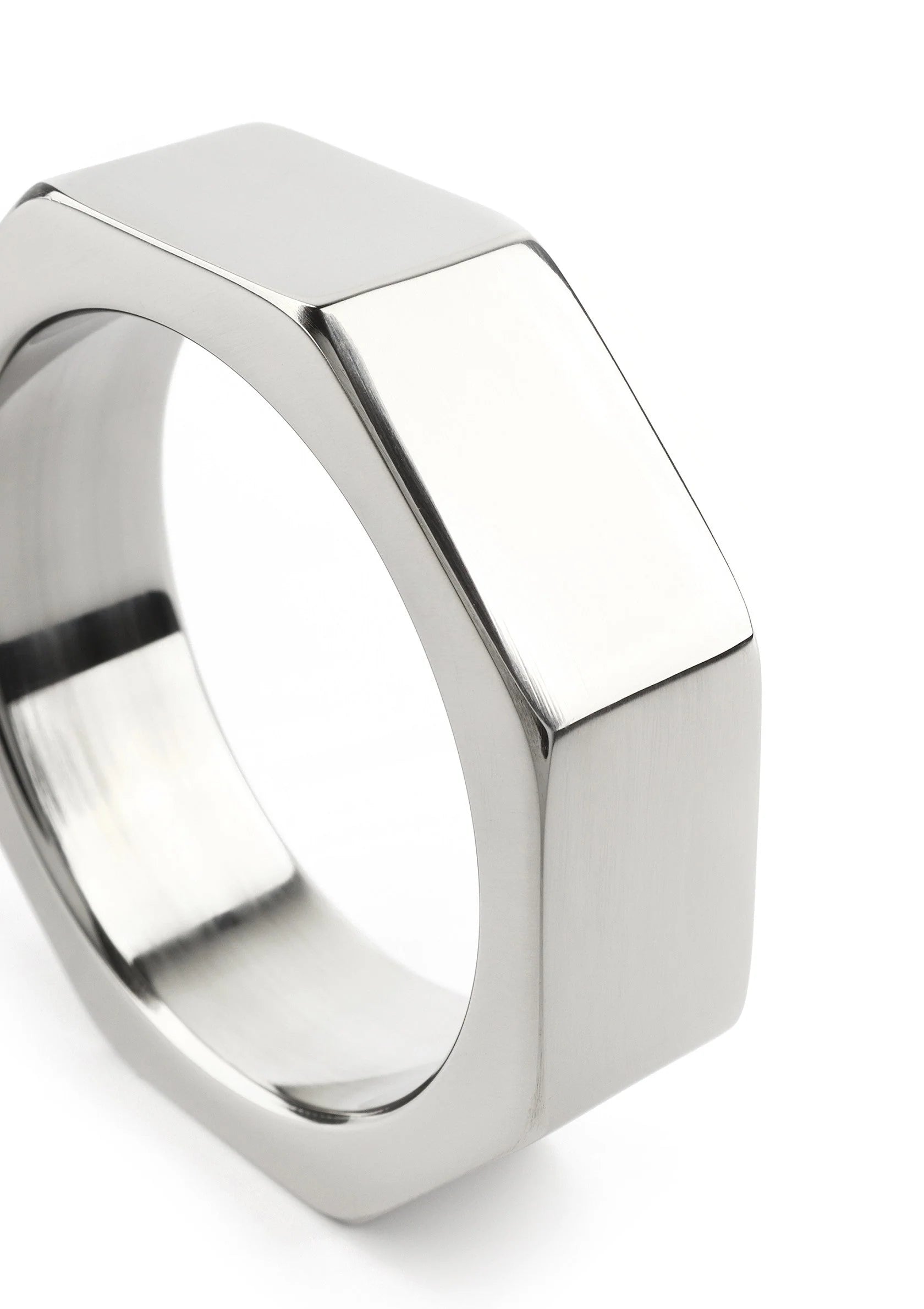 Zilverkleurige metalen ring, close-up van facetvlak en ronde binnenrand.