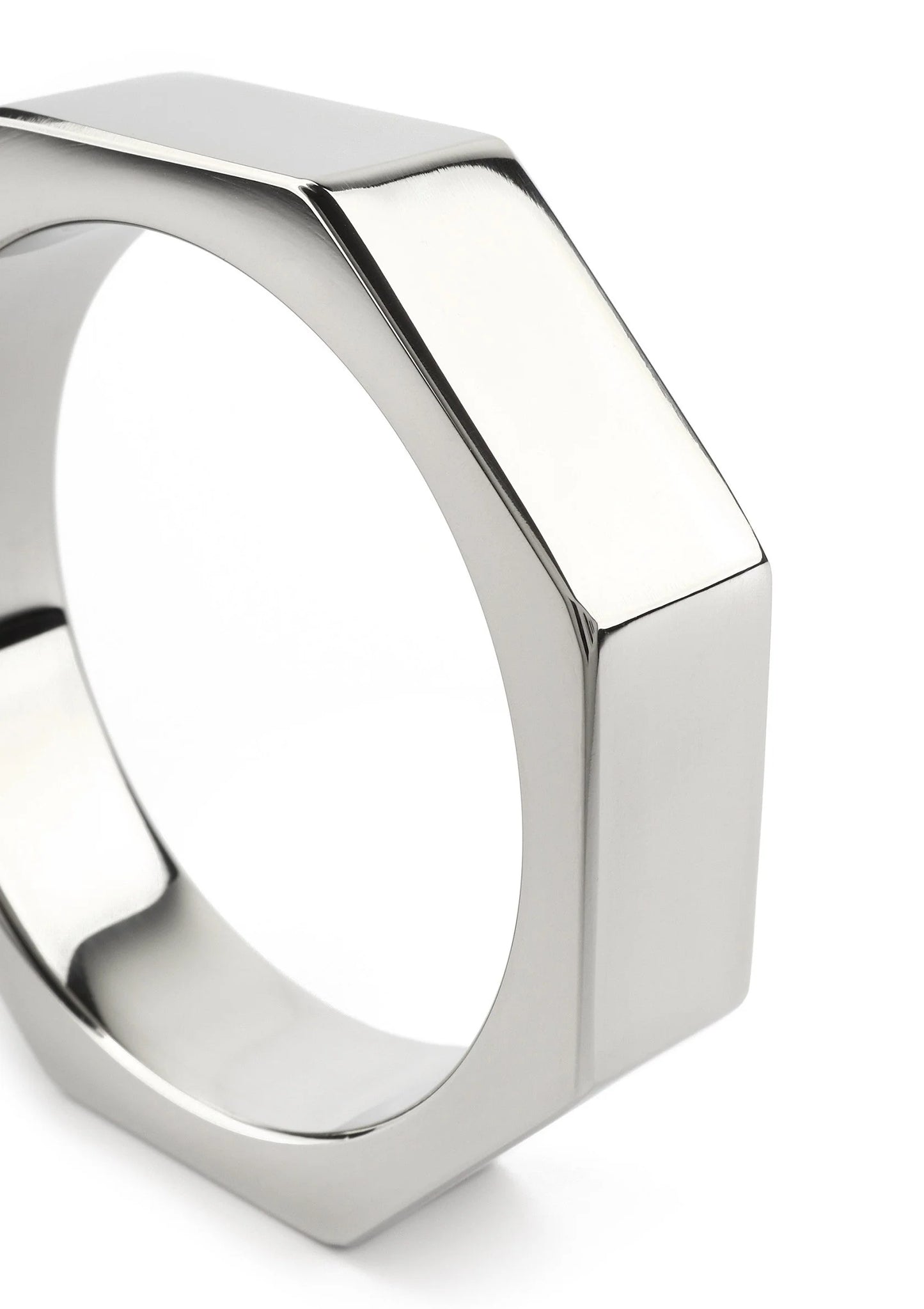 Metalen C-ring detail, gepolijste zilverkleurige zijkant