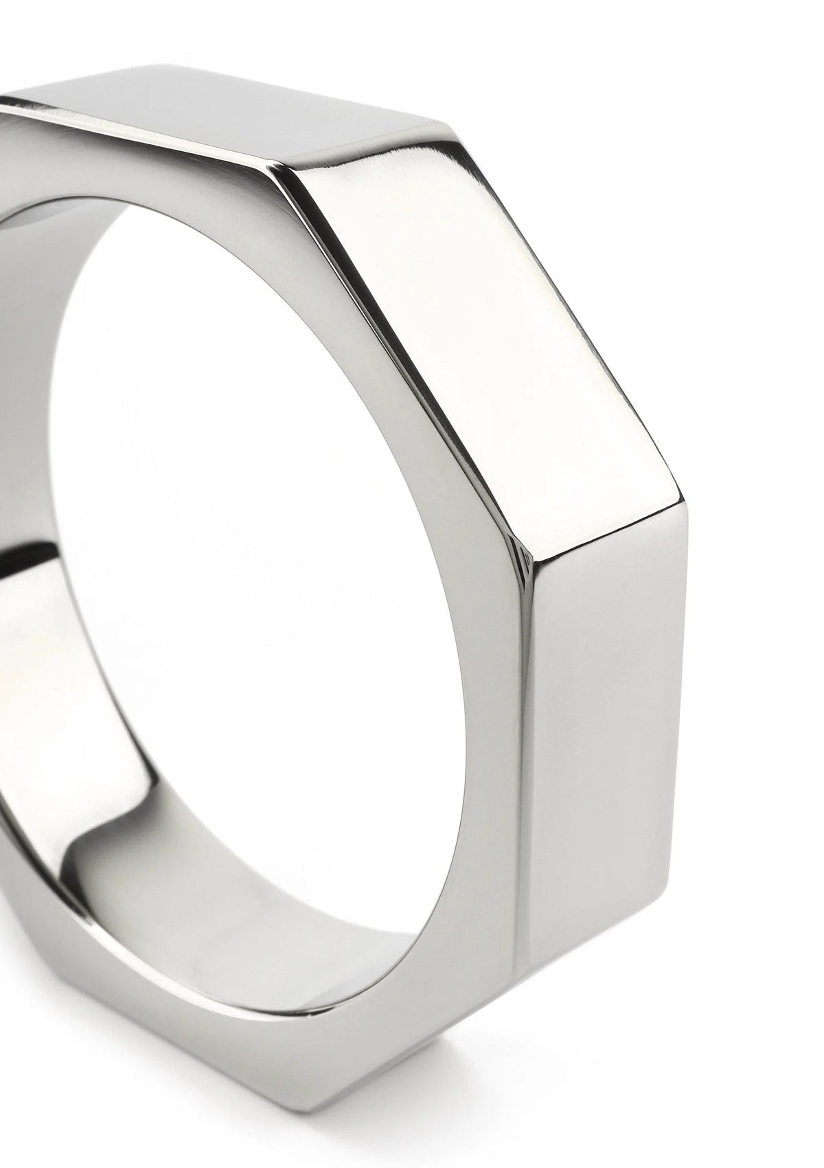 Metalen C-ring detail, gepolijste zilverkleurige zijkant