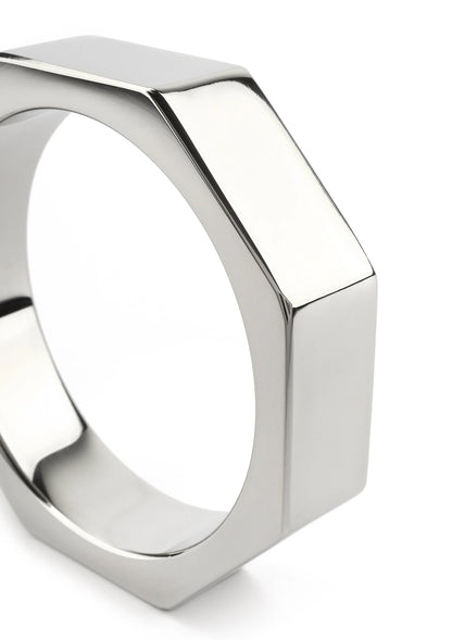 Metalen C-ring detail, gepolijste zilverkleurige zijkant
