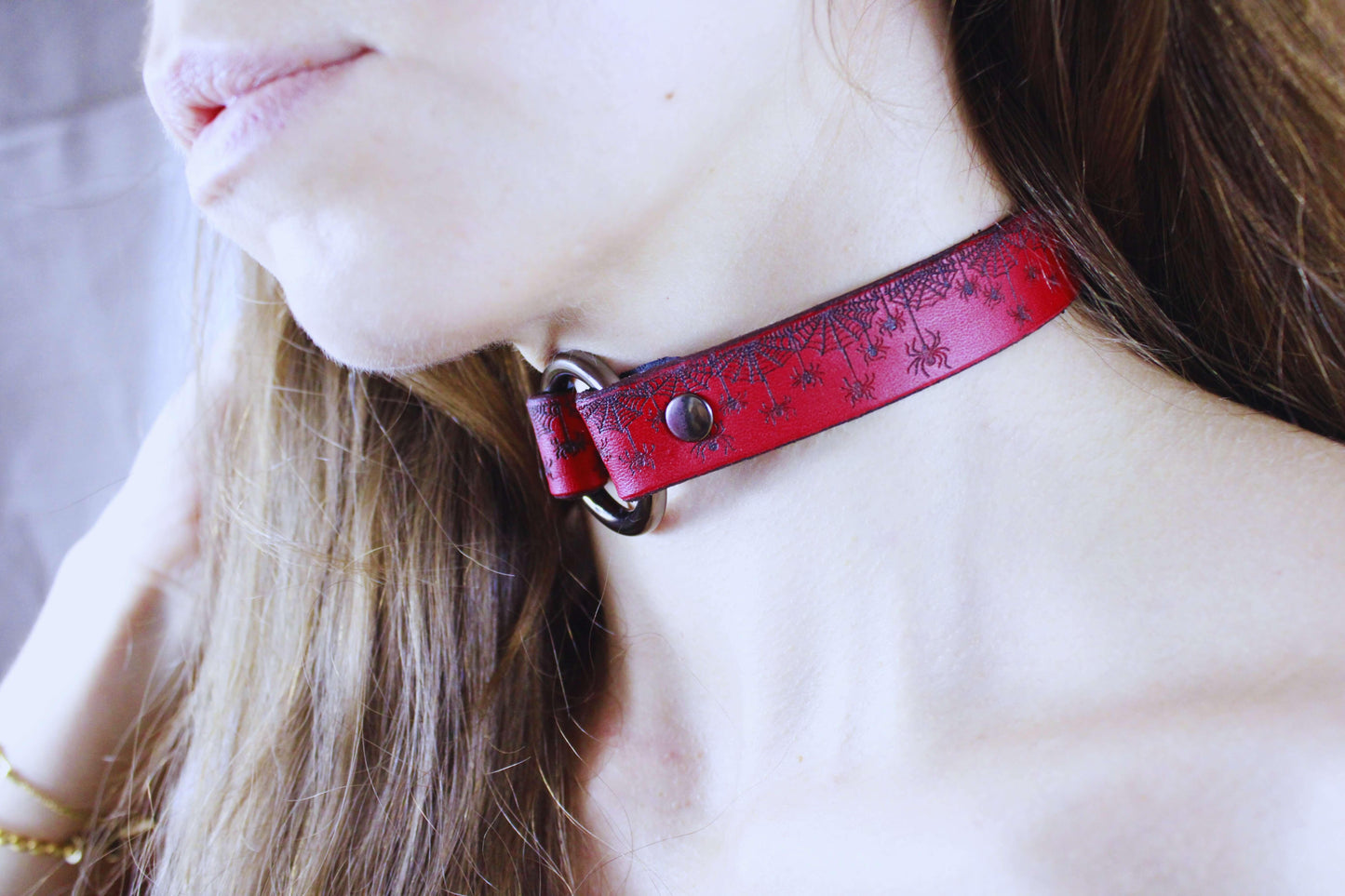 Red Spiderweb Submissive Collar – Gothic Leather Choker - Happytoys Sexshop: online sex shop for Feeling Happy & Easy 😊 - Discreet geleverd