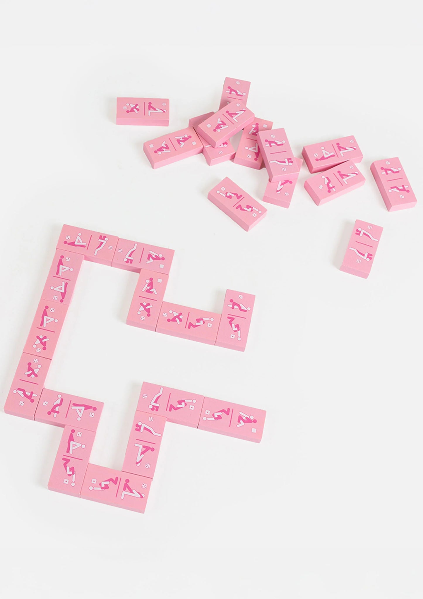 Roze domino’s verspreid met grote L-vorm en losse stenen