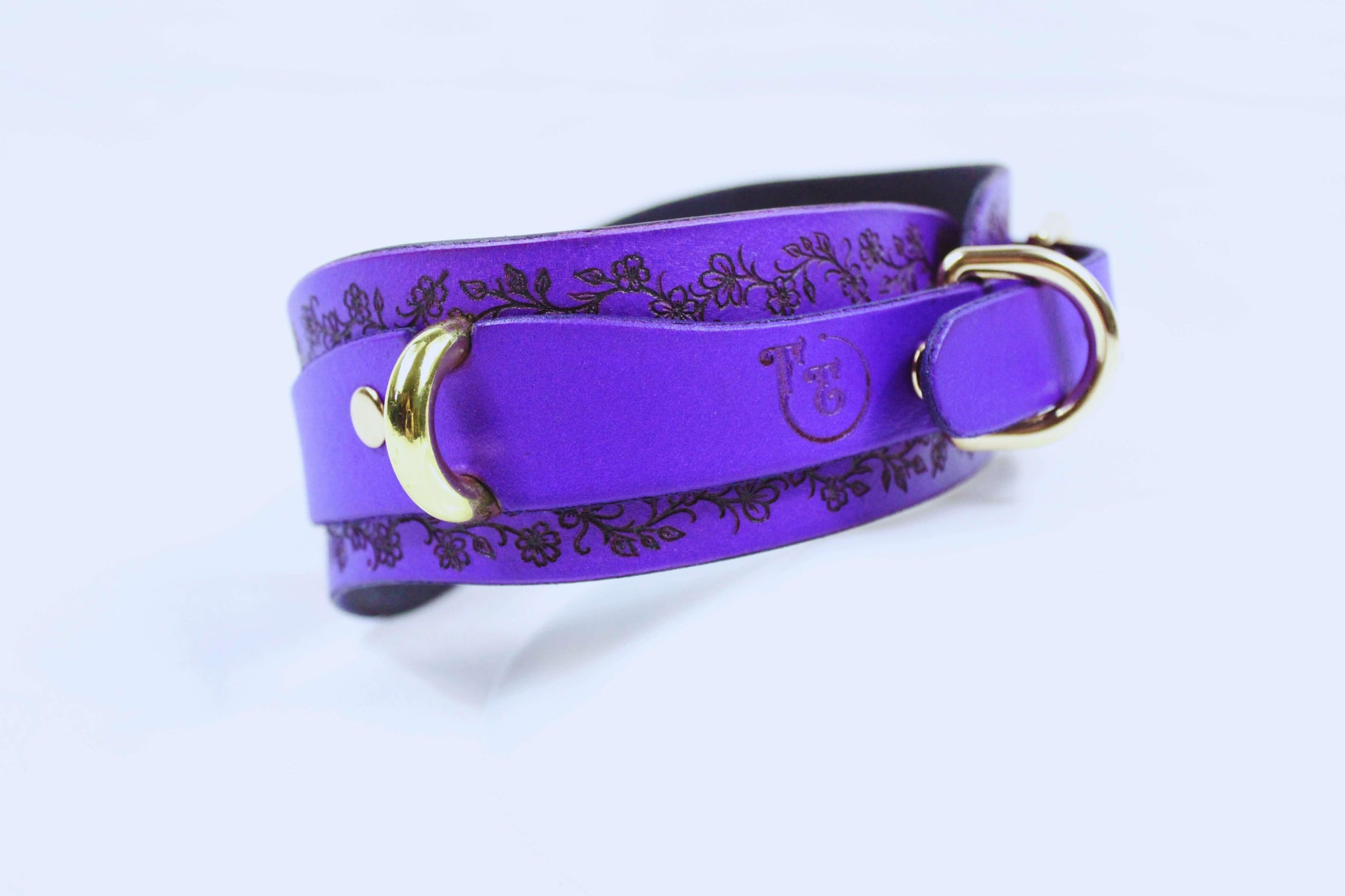 Purple Leather Floral Choker – Elegant Discreet Collar with Gold Rings - Happytoys Sexshop: online sex shop for Feeling Happy & Easy 😊 - Discreet geleverd