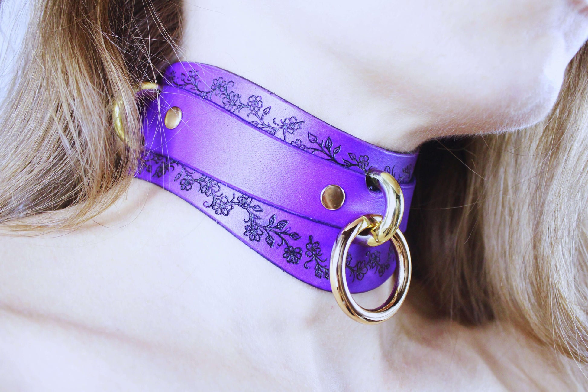 Purple Leather Floral Choker – Elegant Discreet Collar with Gold Rings - Happytoys Sexshop: online sex shop for Feeling Happy & Easy 😊 - Discreet geleverd