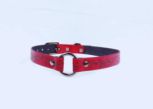 Gothic Submissive Collar – Leather BDSM Choker with Vine Cross Pattern - Happytoys Sexshop: online sex shop for Feeling Happy & Easy 😊 - Discreet geleverd