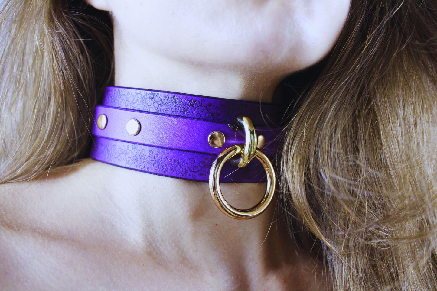 Floral Pattern Submissive Collar – Purple Leather Discreet Day Choker - Happytoys Sexshop: online sex shop for Feeling Happy & Easy 😊 - Discreet geleverd
