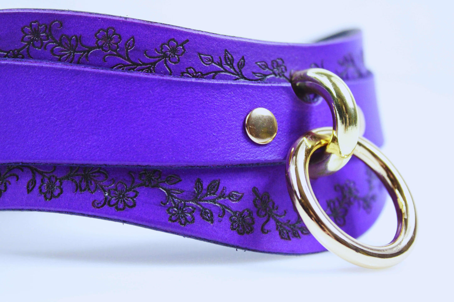 Purple Leather Floral Choker – Elegant Discreet Collar with Gold Rings - Happytoys Sexshop: online sex shop for Feeling Happy & Easy 😊 - Discreet geleverd