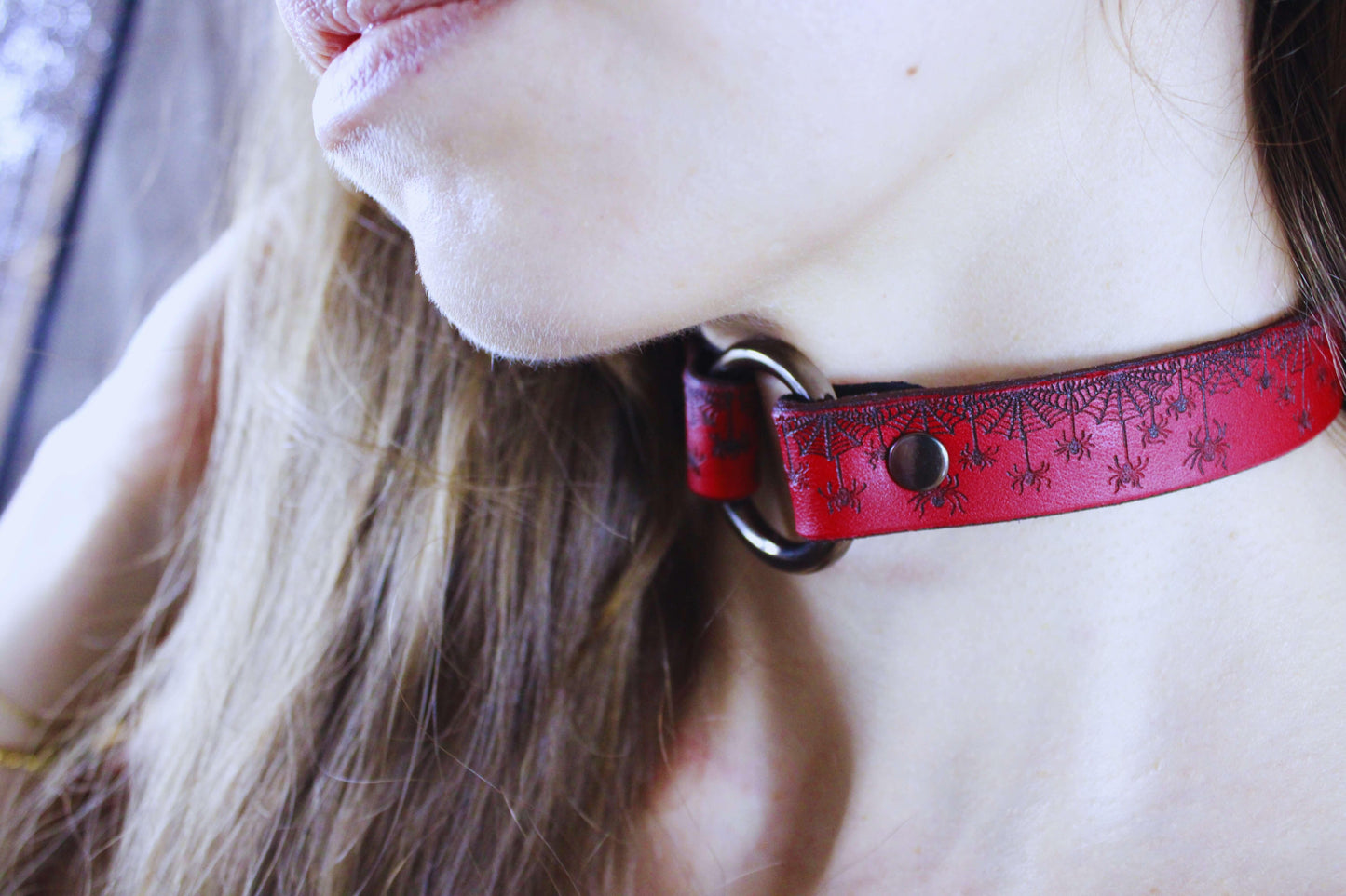 Red Spiderweb Submissive Collar – Gothic Leather Choker - Happytoys Sexshop: online sex shop for Feeling Happy & Easy 😊 - Discreet geleverd
