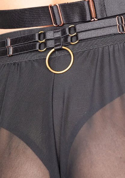 Close-up tailleband: zwarte stof met gesp en goudkleurige O-ring aan riem