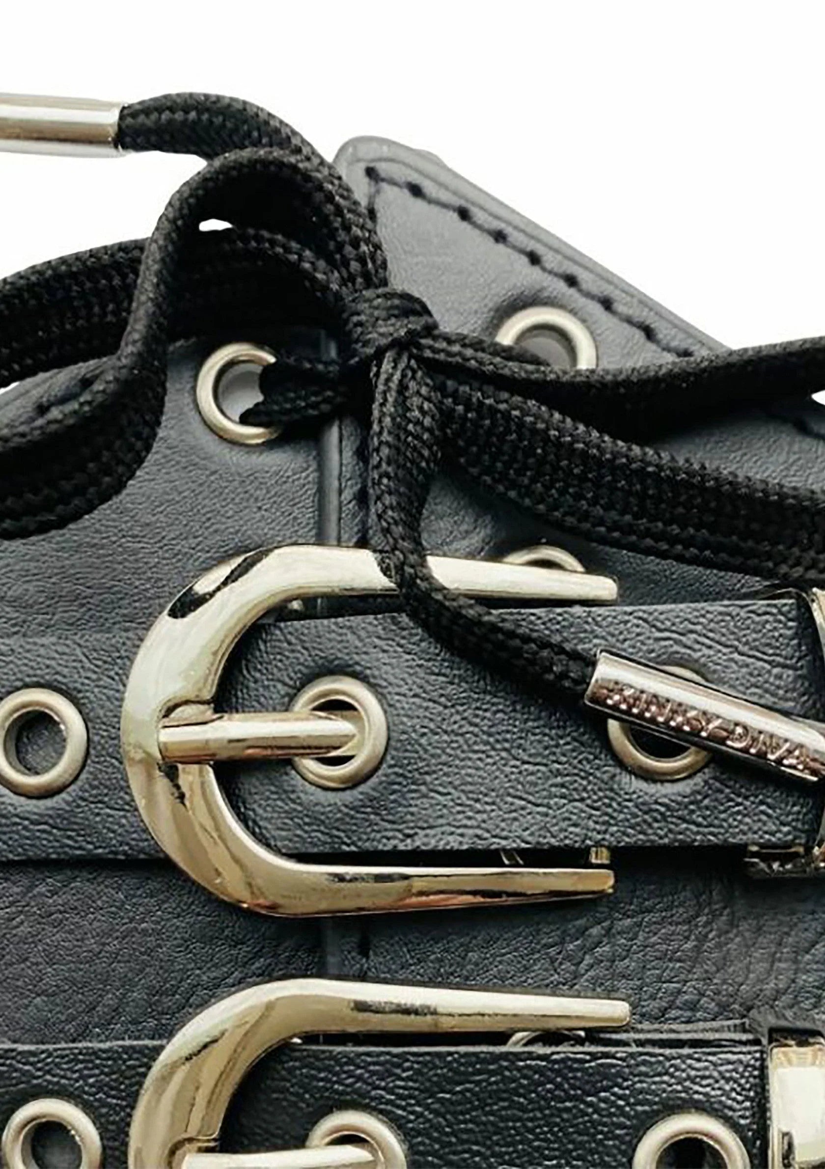 Detail zwarte leren tailleband met goudkleurige ringen, gespen en vetersluiting