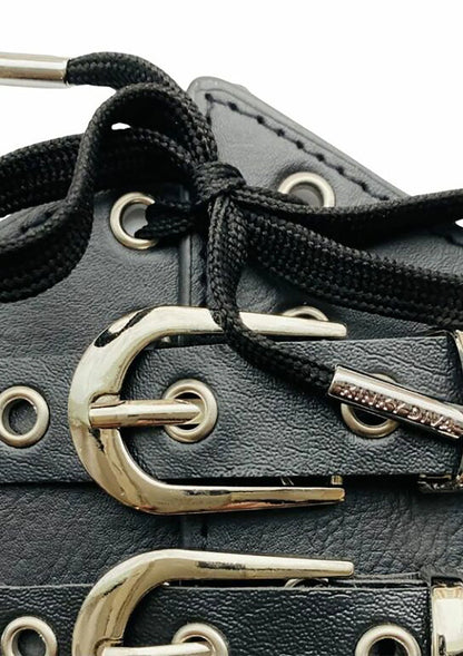 Detail zwarte leren tailleband met goudkleurige ringen, gespen en vetersluiting