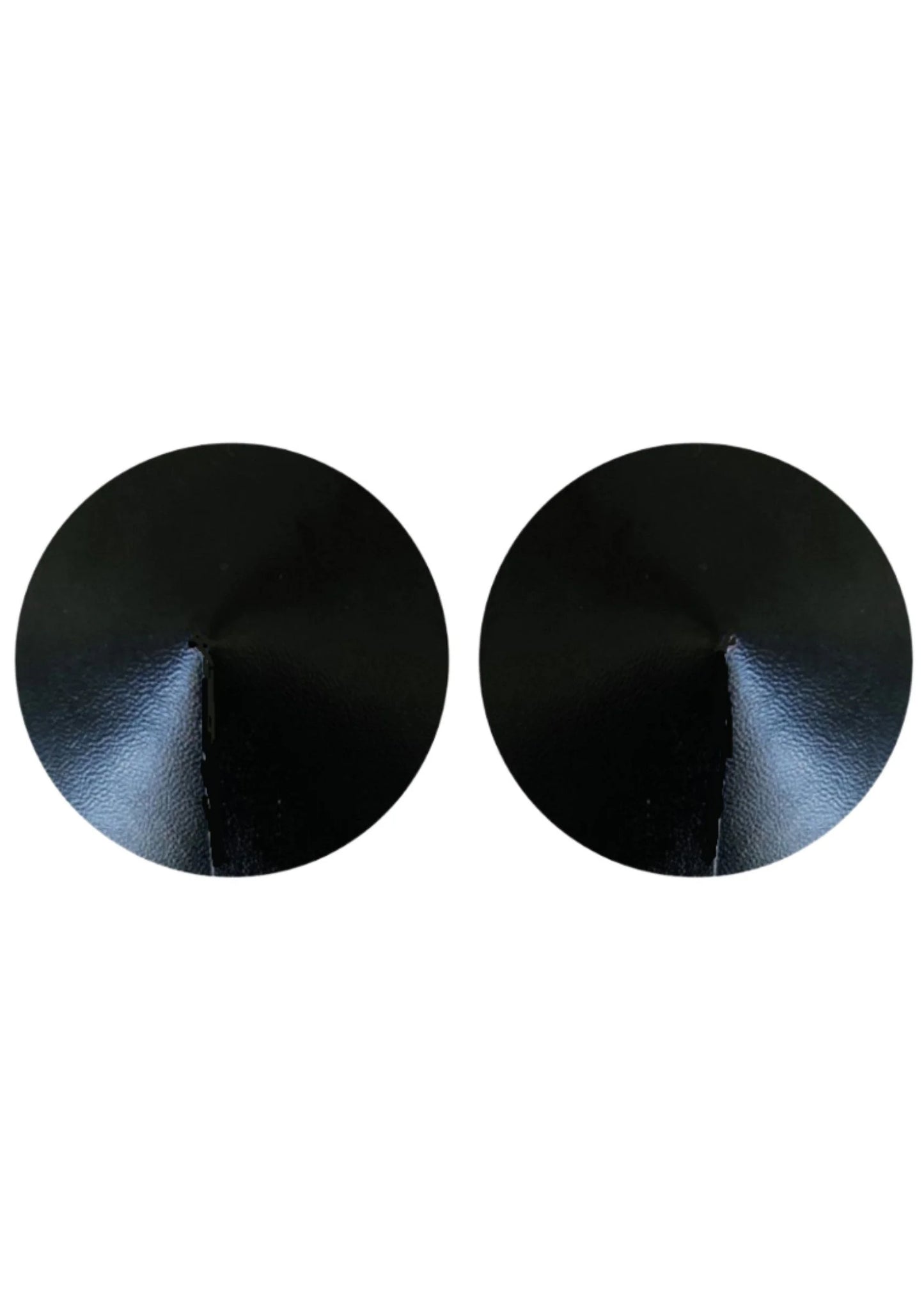 Twee ronde zwarte PU-lederen tepelcovers, close-up van leernerf